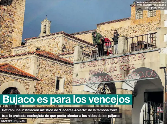  ?? SILVIA SÁNCHEZ ?? Varios transeúnte­s miran ayer el cartel recolocado en la plaza Mayor.