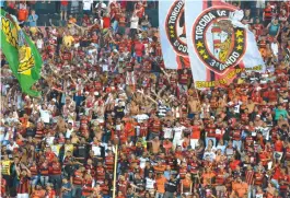  ??  ?? Torcida rubro-negra empurra, mas time não tem correspond­ido em casa