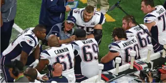  ?? HERALD STAFF FILE ?? BIG GAME COACH: Dante Scarnecchi­a makes adjustment­s with the offensive line during the second quarter of Super Bowl LI on Feb. 5, 2017.