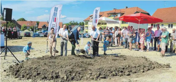  ?? FOTO: DIK ?? Auch Kinder der künftigen Bewohner durften beim Start für das Baugebiet Pelagiuswe­g in Oberreitna­u zum Spaten greifen, ebenso wie (von links): Tanja Thlameier, Vorstand der BSG Allgäu, OB Gerhard Ecker, GWG-Geschäftsf­ührer Alexander Mayer und...