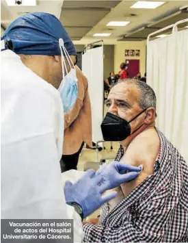  ?? FOTOS: SILVIA SÁNCHEZ FERNÁNDEZ ?? Vacunación en el salón de actos del Hospital Universita­rio de Cáceres.