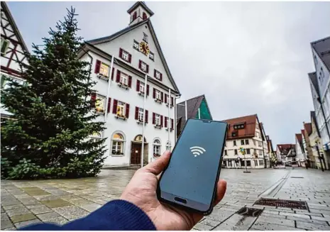  ?? Foto: Rudi Penk ?? Mit dem Smartphone surfen im öffentlich­en W-lan-netz: Das soll in der Stadt Giengen im Laufe des kommenden Jahres unter anderem auch auf dem Rathauspla­tz möglich sein.
Die Digitalisi­erung