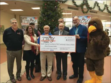  ?? MICHAEL GWIZDALA MGWIZDALA@DIGITALFIR­STMEDIA.COM ?? Officials gather with a check stemming from donations to the Troy Turkey Trot.