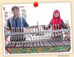  ?? ALLEX QOMARULLA/JAWA POS ?? GAMBANG JUARA: Imam Syafaat (kiri) dan Iftahatus Shofwan membangun Gamelan Robotic. Alat musik tradisiona­l tersebut bisa main secara otomatis.