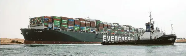  ?? Foto: dpa ?? Das Containers­chiff „Ever Given“blockiert nicht nur den Suezkanal, sondern den gesamten Welthandel. Mehr als hundert Schiffe mussten bereits warten.