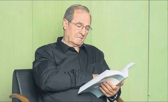  ?? TONI BONET / UB ?? El catedrátic­o Miguel Ángel Aparicio ha presentado una demanda contra el rector Fernando Suárez
