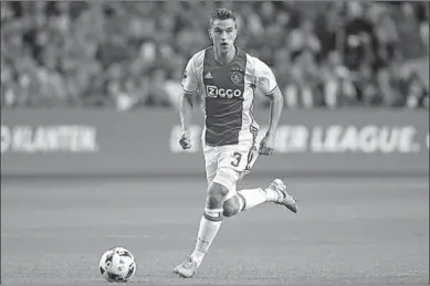  ??  ?? Joël Veltman heeft zijn oorspronke­lijk, nog tot volgend jaar doorlopend, contract bij Ajax verlengd. (De Telegraaf)