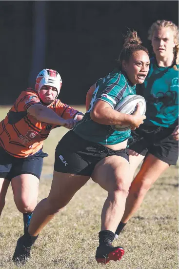  ??  ?? Wanderers’ Ellianna Suluvale puts in a strong run in the match against the Northern Beaches Mudcrabs. Picture: BRENDAN RADKE