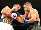  ?? STEVEN RYAN/GETTY IMAGES/AFP ?? ANDAL: Gennady Golovkin (kiri) berbalas pukul dengan Sergiy Derevyanch­enko pada perebutan gelar juara kelas menengah IBF di New York kemarin (6/10).