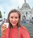  ?? KATIE KELLY BELL/SPECIAL TO USA TODAY ?? Katie Jackson shares a toast on the Sacré-Coeur Basilica steps.