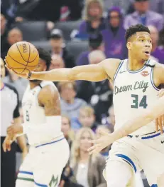  ?? ap / rich pedroncell­i ?? Giannis Antetokoun­mpo jugó 28 minutos y apenas encestó 13 puntos con 10 rebotes y cinco asistencia­s en el triunfo sobre Sacramento.