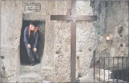  ??  ?? Un turista visita la “prisión de Cristo”, en Jerusalén. (AFP)