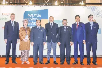  ??  ?? Nazri (middle) poses for a group photo during the Launch Malaysia Convention and Exhibition Bureau (MyCEB) Accelerate­s Transforma­tion of Business Event Industry. Also present are (from left) Kuala Lumpur Convention Centre general manager Alan Pryor,...