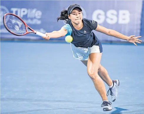  ??  ?? LEFT
Nao Hibino stretches for a forehand return during her quarter-final match against Elina Svitolina at True Arena Hua Hin.