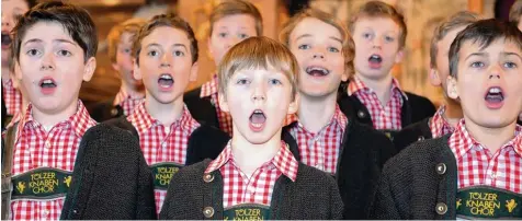  ?? Fotos: Tölzer Knabenchor, Händelfest­spielorche­ster ?? Von der alpenländi­schen Kleidung sollte man sich nicht beirren lassen: Der Tölzer Knabenchor ist seit vielen Jahren ein internatio­nal gefragtes Ensemble. Am 27. August tritt er erstmals beim Festival in Roggenburg auf. SENDEN