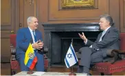  ?? PRESIDENCI­A ?? El Primer Ministro israelí, Benjamin Netanyahu, charla con el presidente, Juan Manuel Santos.