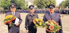  ?? FOTO: UM ?? Bernhard Krükkert wurde für seine 50-jährige Zugehörigk­eit zur Freiwillig­en Feuerwehr geehrt, Werner Petermann und Manfred Dollmann für 60 Jahre.