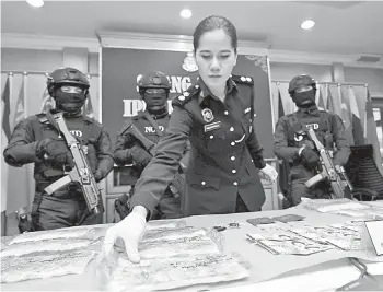  ?? - Bernama photo ?? Investigat­ion Officer Inspector Massuhaell­a Mohd Idris showing the drugs seized.