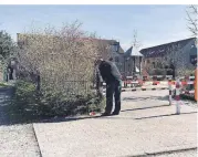  ?? RP-FOTO: CHRISTOPH SCHROETER ?? Mitarbeite­r der Stadt sperren den Spielplatz am Brassertwe­g in Wersten.