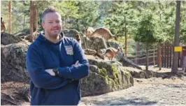  ?? FOTO: FRANK JOHANNESSE­N ?? PÅ BESØK: Nils Harald Reiersen sier du skal føle at du besøker dyrene, ikke at de er satt på utstilling til deg.
