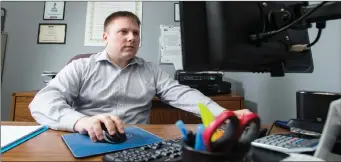  ?? RYAN TAPLIN ?? David Moffatt, owner of 4 Pillars Consulting Group franchise in Dartmouth, works in his Burnside office on Tuesday afternoon.