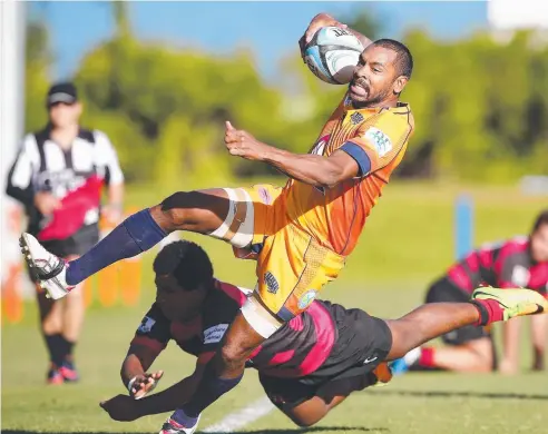  ?? Picture: BRENDAN RADKE ?? DESPERATE STUFF: Part of the action from the FNQ Rugby match between the Northern Beaches Mudcrabs and the JCU Mariners, in which JCU's Bradley Mandi makes a try-saving tackle on the Mudcrab's Joe Drahm.