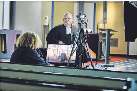  ?? RP-FOTO: STEPHAN KÖHLEN ?? Pfarrer Christian Dörr hält am Sonntag den Online-Gottesdien­st in der Evangelisc­hen Kirche an der Kaiserstra­ße 44 in Haan. Predigen wird Manfred Rekowski, Präses der Evangelisc­hen Kirche im Rheinland.