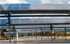  ??  ?? For 25 years, the factory has evolved to reach outstandin­g levels of quality, versatilit­y and technologi­cal value. La fábrica cuenta con la mayor planta solar de la industria del automóvil./ The factory has the largest solar plant in the whole automotive industry.