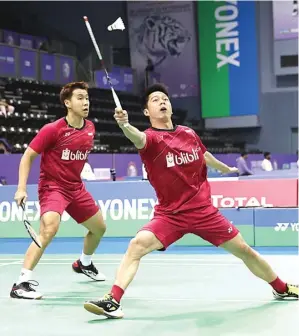  ?? PP PBSI ?? MELAJU: Ganda nomor satu dunia Marcus Gideon/Kevin Sanjaya ketika melawan ganda Thailand Tinn Isriyanet/ Kittisak Namdash kemarin. Indonesia meloloskan enam wakil ke babak delapan besar.