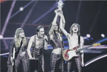  ??  ?? 0 Italian group Maneskin lift the trophy for winning Eurovision in Rotterdam