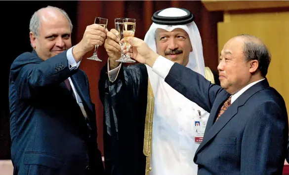  ??  ?? PROMISING START Joining the World Trade Organizati­on signaled China’s return to the global economy. Clockwise from above: the WTO’S Mike Moore, Qatar’s Sheikh Yussef Hussein Kamal and China’s Shi Guangsheng at the signing ceremony in 2001; a U.S. soybean farmer; Beijing.