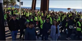  ??  ?? Les «gilets jaunes» ont voulu passer par la Promenade des Anglais. Plus de deux heures de parcours pour se faire entendre jusqu’à Paris. (Photo Ch. R.)