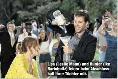  ??  ?? Lisa (Leslie Mann) und Hunter (Ike Barinholtz) feiern beim Abschlussb­all ihrer Töchter mit.