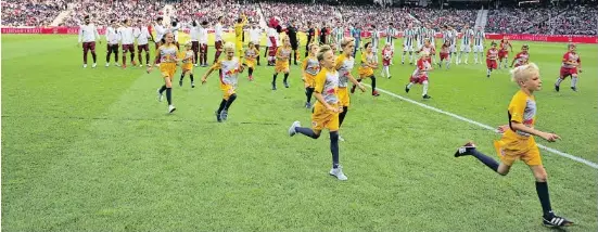  ?? BILDER: SN/GEPA ?? Sportlich unterwegs: Die Einlaufkin­der hatten am Sonntag in der Red Bull Arena viel Spaß.