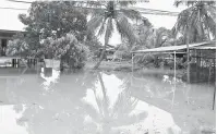  ?? — Gambar Bernama ?? BANJIR: Banjir kilat berlaku di kawasan kediaman penduduk di Kampung Rawa-Rawa.