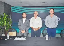  ?? ?? Juan Manuel Gustale, director de ueno bank, Eduardo Gross Brown, pdte. de AGC, y Diego Aguayo, vicepresid­ente de AGC.