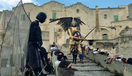  ??  ?? Qui sopra, un’immagine della «Cavalleria Rusticana» andata in scena nel centro di Matera