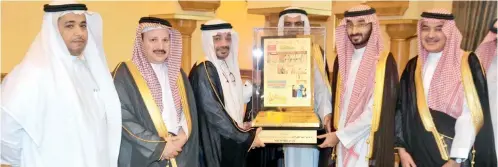  ??  ?? نائب أمير مكة يتسلم درعا تذكارية من مدير عام «عكاظ»، بحضور قيادات ومنسوبي المؤسسة.