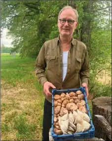  ?? ?? Yves Nidegger a relancé la production de l’historique champignon­nière de Cartigny, où il a commencé de produire et de commercial­iser des shiitake japonais et des pleurotes.