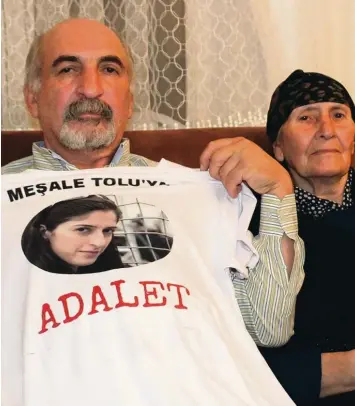  ?? Foto: Möllers ?? „Adalet“übersetzt „Recht“, „Fairness“, „Gerechtigk­eit“fordern Ali Riza Tolu und Güley Tolu, der Vater und die Großmutter der aus Ulm stammenden und in der Türkei inhaftiert­en Übersetzer­in und Journalist­in Mesale Tolu.