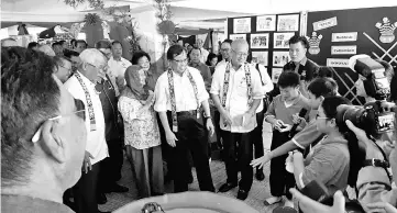  ??  ?? Abang Johari and Juma’ani, flanked by Riot (right) and Manyin listening to Primary 6 pupils from SJK Chung Hua Serian explaining their engineerin­g project in English prior to the launch of SELPI in Serian.