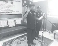  ??  ?? LAFAZ IBR oleh Yusuf sambil diperhatik­an oleh Abdulamin (kanan).