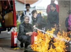  ??  ?? ELD. Tion Salihu, 10 år, deltog i brandövnin­gen där barnen fick släcka eld.