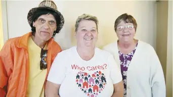  ??  ?? Billy Sponagle, Kathy Mann et Kathy Perry, qui accompagne­nt des personnes âgées à domicile depuis plusieurs décennies, sont rémunérés 13,65$ l’heure. Acadie Nouvelle: Marie Toulgoat