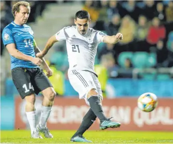  ?? FOTO: DPA ?? Schussgewa­ltig: lkay Gündogan (re.) trifft doppelt, der Este Konstantin Vassiljev kann nur zuschauen.