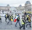  ?? FOTO:DPA ?? Auch vor dem Louvre demonstrie­rten die Gelbwesten am Wochenende.