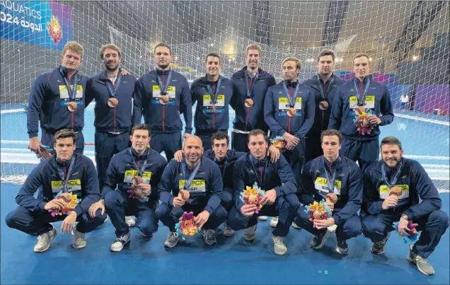  ?? ?? Los integrante­s de la Selección masculina de waterpolo posan con sus medallas de bronce en el Aspire Dome de Doha tras derrotar a Francia en la final de consolació­n.