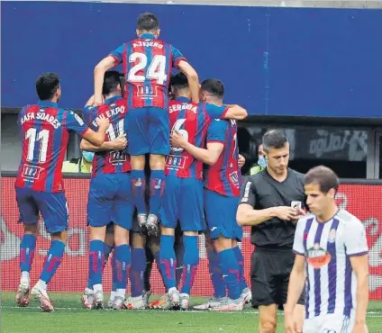  ?? FOTO: EFE ?? Alegría
Los jugadores del Eibar celebran el gol de Bigas mientras un cabizbajo Hervías se dirige al centro del campo