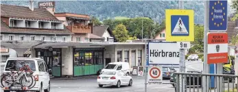  ?? ARCHIVFOTO: CF ?? Noch immer ist die Einreise nach Vorarlberg zum Einkaufen, Tanken oder Essen gehen eigentlich nicht möglich. Es gibt aber kaum Kontrollen.