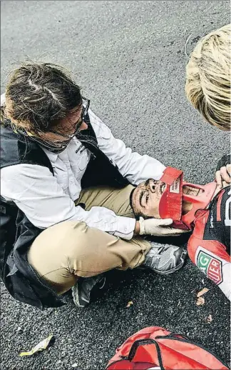  ??  ?? Médicos del Tour atienden a Porte antes de evacuarlo en ambulancia